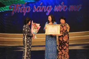 Hơn 44 tỉ đồng ủng hộ Quỹ học bổng Vừ A Dính