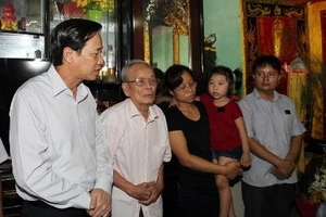 Bộ trưởng Bộ LĐ-TB&XH thăm nhà Đại tá phi công Trần Quang Khải