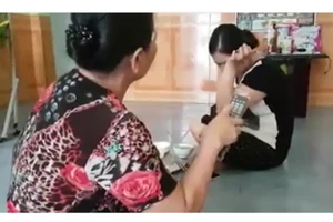 Clip: Gia đình phi công máy bay CASA 212 ngóng tin chồng qua tivi