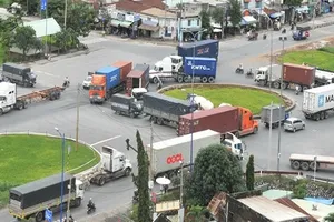 Nhức nhối ‘cắt’ xa lộ của ô tô để dành đường cho xe máy