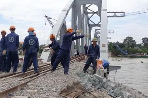 Chùm ảnh: Gấp rút hoàn thiện cầu Ghềnh mới