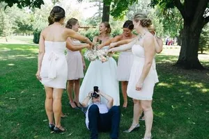 Chùm ảnh minh chứng chụp ảnh cưới là nghề khổ nhất năm