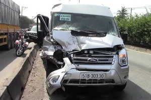 Xe thanh tra giao thông bị húc văng lên dải phân cách