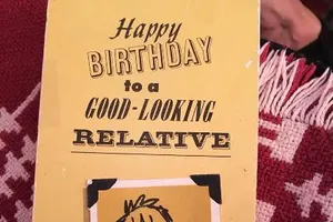 Kỳ lạ tấm thiệp mừng sinh nhật được gửi 94 lần