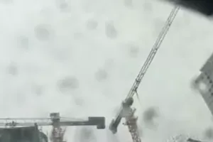 Choáng với cần cẩu quay mòng mòng trong bão số 1