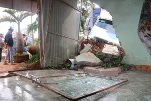 Container leo dải phân cách, húc sập nhà dân 