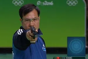 Hoàng Xuân Vinh thi đấu vòng loại 50 m súng ngắn nam