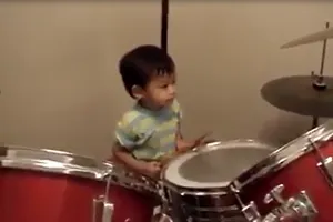 Trầm trồ trước khả năng chơi trống của bé trai 3 tuổi