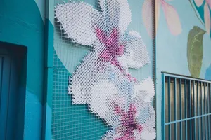 Lạ mắt với những bức tranh đường phố thêu chữ thập