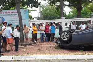 Ô tô húc văng 2 phụ nữ, làm gãy cây rồi lật ngửa