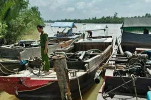 Phạt hàng loạt 'cát tặc', yêu cầu trả cát lại lòng sông