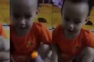 Khi bố dạy con phân biệt màu sắc