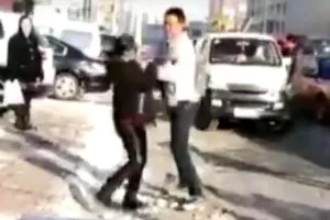 Con trai đánh bố mẹ ngay trên phố vì mua nhà 'quá nhỏ' 