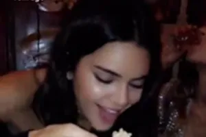 'Thiên thần' thả ga ngốn burger sau đêm diễn