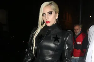 Lady Gaga gây sốc khi mặc 'bao rác' xuống phố