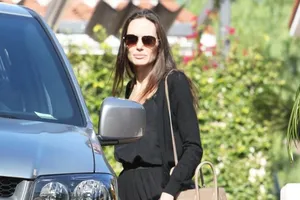 Angelina gầy gò sau ly hôn, tay không nhẫn cưới