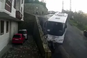 Clip: Xe bus mất lái, 3 người thoát chết trong gang tấc