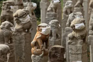 800 sư tử đá Trung Quốc đeo khẩu trang vì ô nhiễm