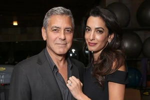 Vợ George Clooney mang song thai ở tuổi 39 