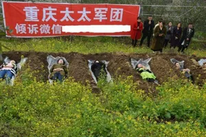 Vào nghĩa địa nằm giả chết để... trị liệu sau ly hôn