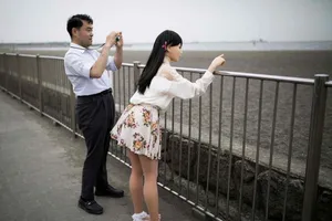 Đã có vợ con, vẫn sống chung với búp bê như người tình