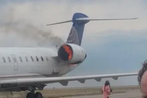 Hoảng vì máy bay United Airlines cháy động cơ giữa trời