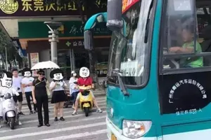 Bé 9 tuổi trộm xe buýt tung hoành khắp đường phố