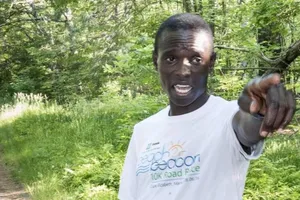 Chuyên gia điền kinh cho 2 con gấu dữ 'ngửi khói'