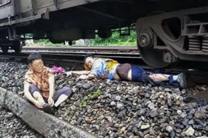 Cứu cụ bà khỏi đường ray, người lái tàu nát chân