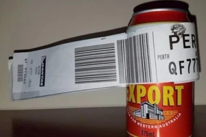 Đi máy bay, kí gửi hành lý duy nhất 1 lon bia