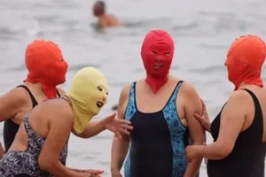Rộ mốt thời trang đi biển trùm kín ... mặt ở Trung Quốc