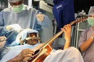 Vẫn chơi guitar khi đang phẫu thuật não