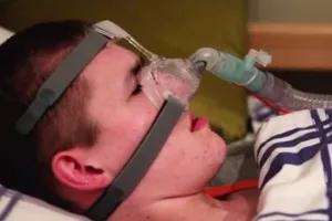 Kì lạ cậu bé ngưng thở khi ngủ