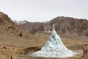 Kỳ lạ núi băng mọc lên giữa sa mạc