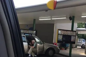 Khoảnh khắc 'tình già' gây sốt cộng đồng mạng