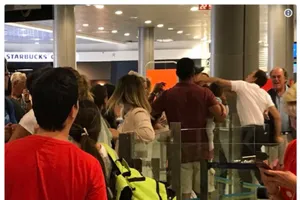 Nhân viên sân bay Pháp đánh hành khách tay ẵm con