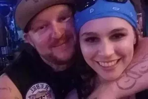 Vừa cưới vài giờ, cô dâu chĩa súng vào đầu chú rể