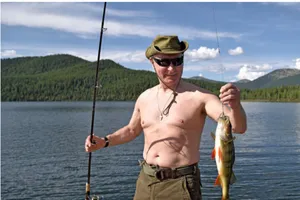 Ông Putin cởi trần câu cá, hái nấm trong kỳ nghỉ