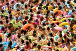 12 hồ bơi Trung Quốc đóng cửa vì 'đại nạn' tè bậy