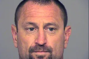 Đạo chích bị tóm cổ vì ... quên dội bồn cầu 