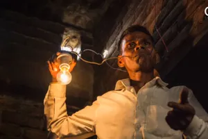 Kì lạ người đàn ông đói bụng 'ăn điện' thay cơm