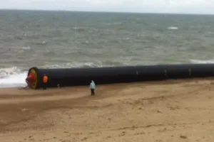Nửa cây số đường ống 'khủng' dạt vào bờ biển Anh
