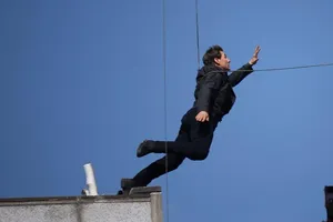 Tom Cruise bị gãy xương, Mission:Impossible 6 dừng quay