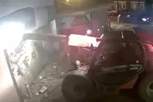 Trộm mang cả xe cẩu đến 'bứng' máy ATM