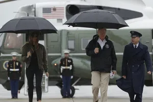 Tổng thống Trump thị sát vùng tâm bão Harvey