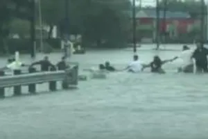 Hàng chục người nối tay nhau cứu cụ già khỏi cơn lũ dữ