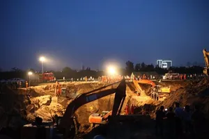 Hơn 10 xe cẩu giải cứu em bé kẹt dưới giếng sâu 45 m 