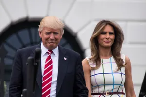 Mặc đồ đắt tiền, bà Trump lại gây bão mạng