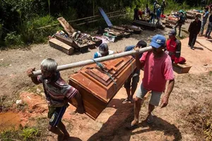 Kỳ lạ tục lệ dựng người chết dậy để hóa trang