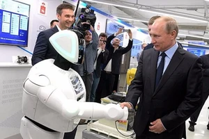 Tổng thống Putin bắt tay, trò chuyện với robot